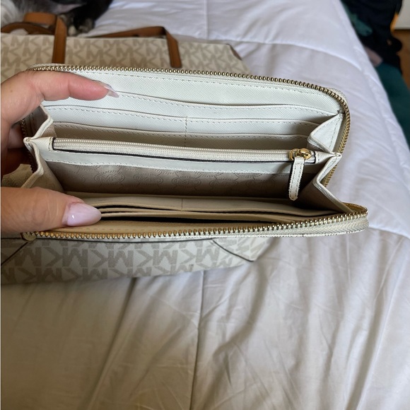 MK Bag with matching Wallet - Picture 6 of 6